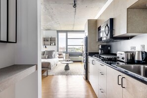 Refrigerador, microondas, parrilla de estufa y cafetera y tetera