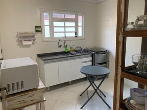 Geladeira, micro-ondas, cooktop, cafeteira/chaleira