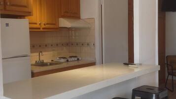 Réfrigérateur, micro-ondes, cafetiÚre/bouilloire, grille-pain