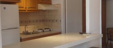 Réfrigérateur, micro-ondes, cafetiÚre/bouilloire, grille-pain