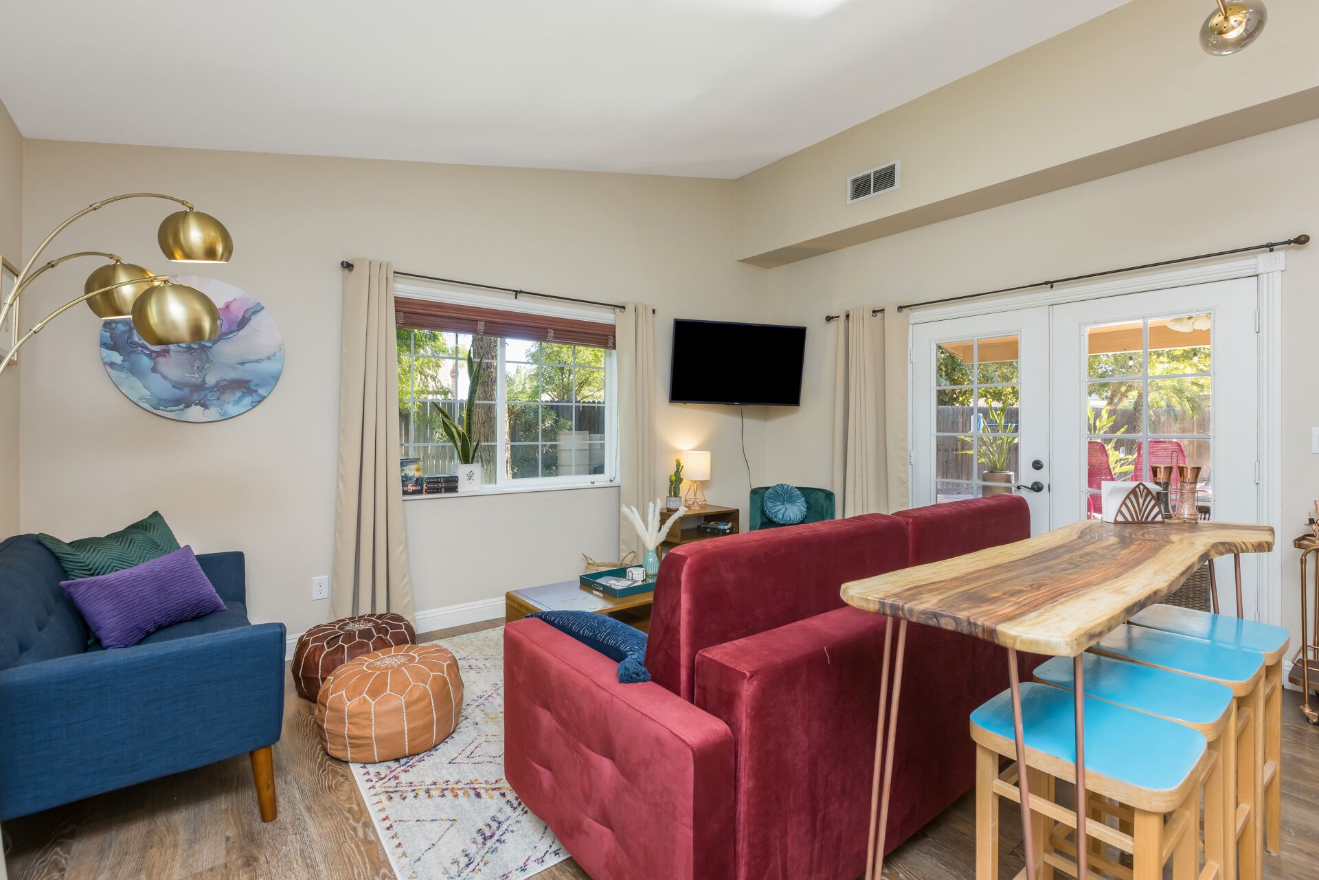 Smart TV, chimenea, libros y monitor de computadora 