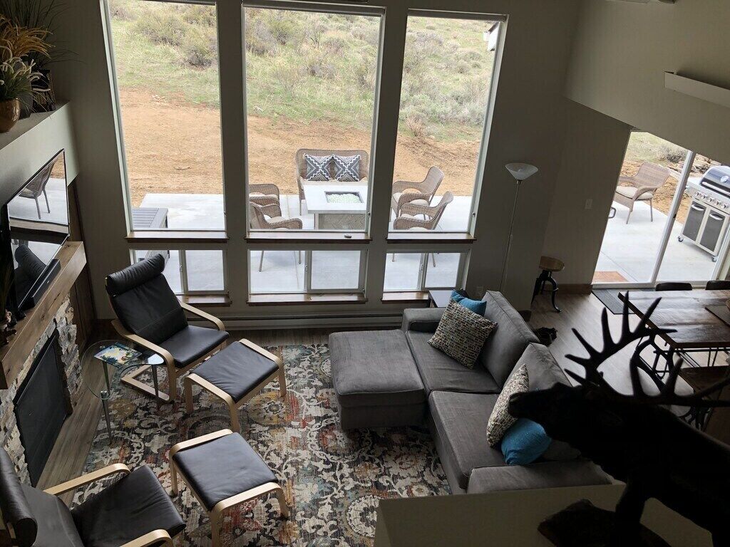 Smart TV, lareira, DVD player, livros