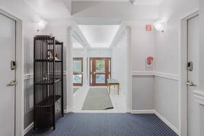 Interior - Ample Dupont Circle 1BR nr. U Street, Metro & Glen’s Mkt, by Blueground (Washington, D.C)