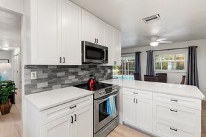 Private kitchen - UNBEATABLE LOCATION WALK TO THE BEACH RARE!! (Marco Island)