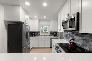 Private kitchen - UNBEATABLE LOCATION WALK TO THE BEACH RARE!! (Marco Island)