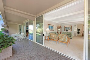 Outdoor dining - Ground floor great for families! Whaler 123 (Lahaina)