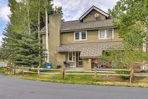 A two-story building with a front porch, a garage, and a fenced yard. - Hike, Ski & Golf: Fully Renovated Edwards Townhome (Edwards)