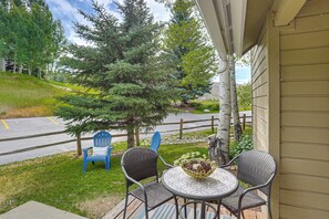 Outdoor dining - Hike, Ski & Golf: Fully Renovated Edwards Townhome (Edwards)