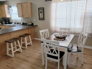 Dining - Spacious 2br/2ba" Palm Cove Beach House ", shared pool and more (Panama City Beach)
