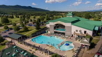 Piscina coperta, piscina all'aperto
