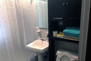 Bañera con ducha, secador de pelo, toallas, jabón
