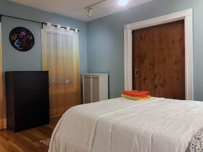 3 habitaciones, escritorio y tabla de planchar con plancha