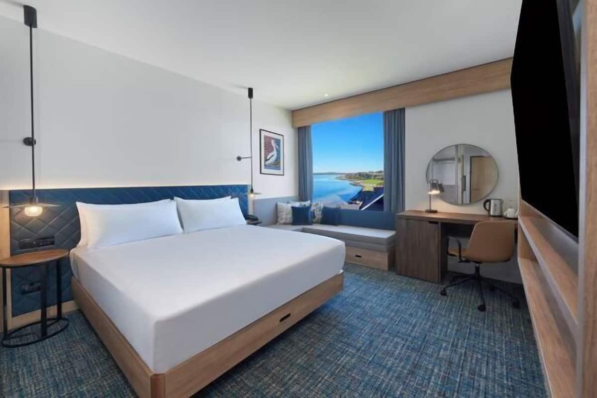 Luxe beddengoed, een kluis op de kamer, een bureau, een laptopwerkplek