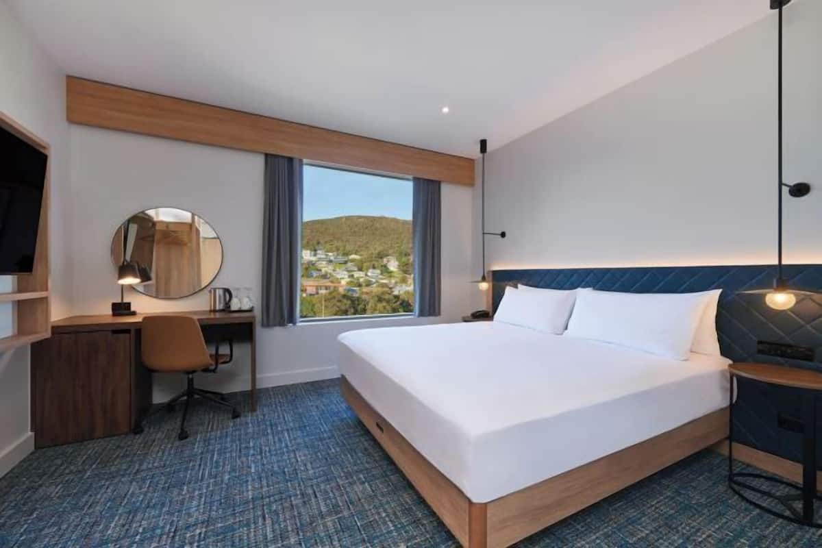 Premium bedding, in-room safe, desk, laptop workspace