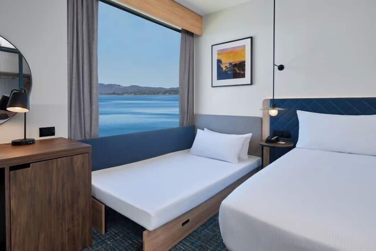 Luxe beddengoed, een kluis op de kamer, een bureau, een laptopwerkplek