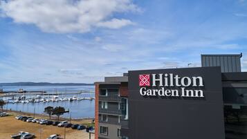 Edificio de Hilton Garden Inn con vista al puerto deportivo.
