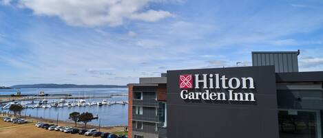 Edificio de Hilton Garden Inn con vista al puerto deportivo.