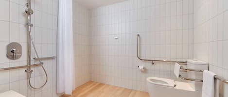 Ein modernes Badezimmer mit Dusche, Toilette und Waschbecken.