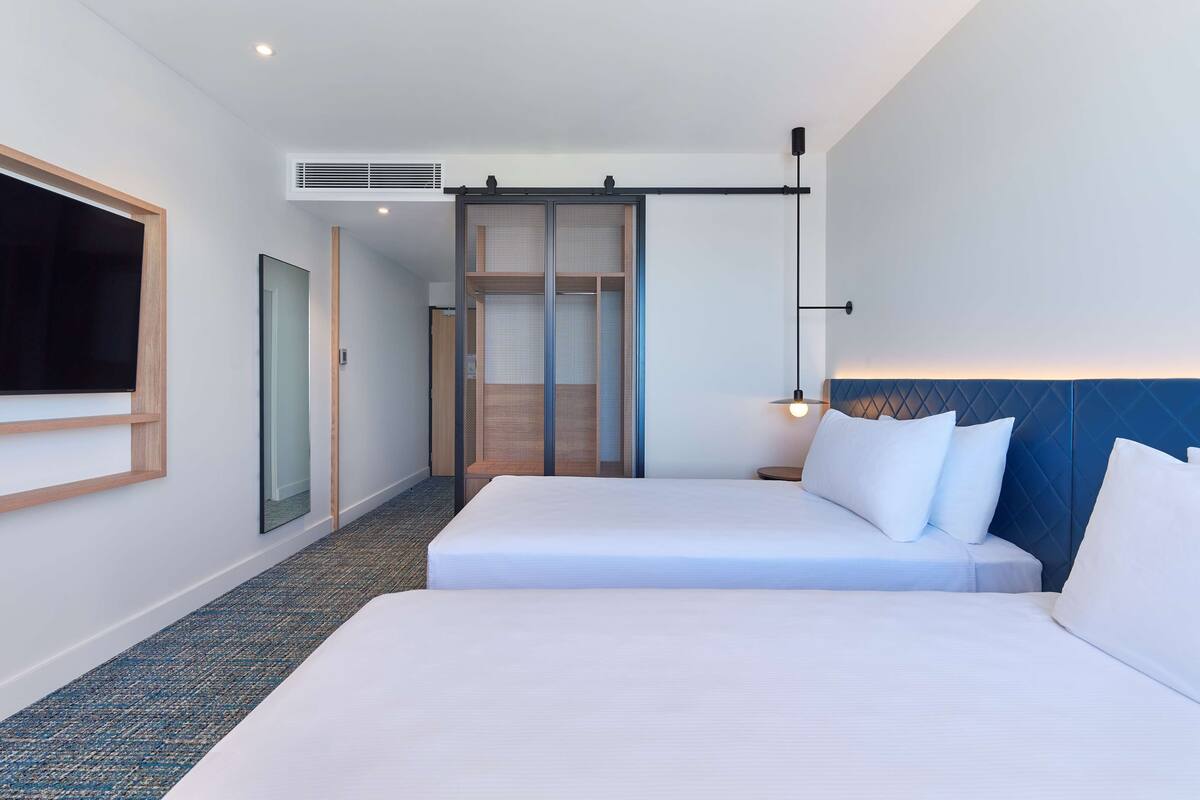 Luxe beddengoed, een kluis op de kamer, een bureau, een laptopwerkplek