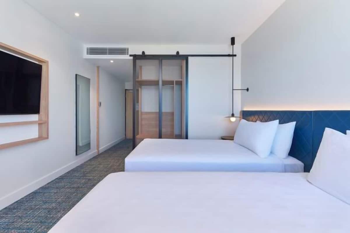 Luxe beddengoed, een kluis op de kamer, een bureau, een laptopwerkplek