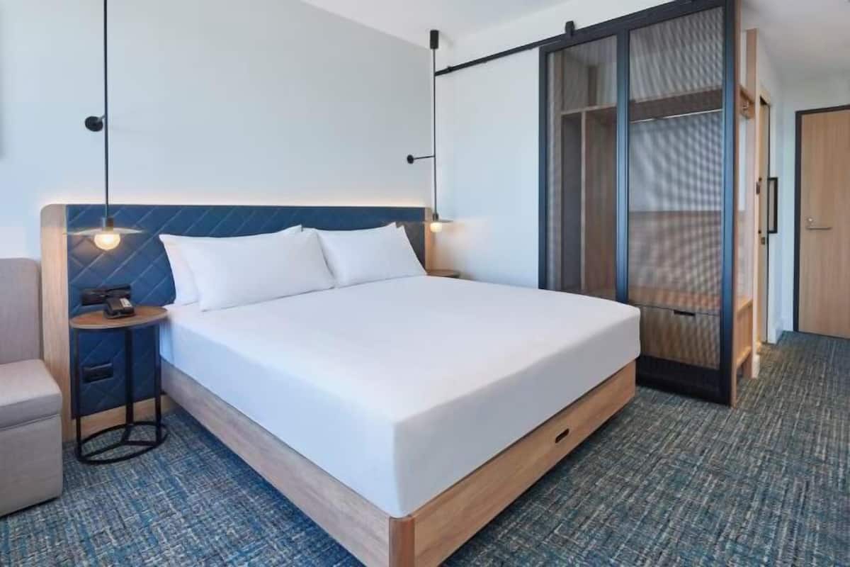 Luxe beddengoed, een kluis op de kamer, een bureau, een laptopwerkplek