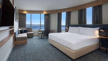 Deluxe Room, 1 King Bed, Ocean View | Living area