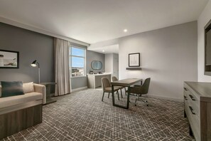 Svit - 2 queensize-sängar - tillgänglighetsanpassat - utsikt mot staden | Minibar