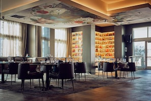 Lunch and dinner served - Embassy Suites by Hilton Atlanta Midtown (Atlanta)