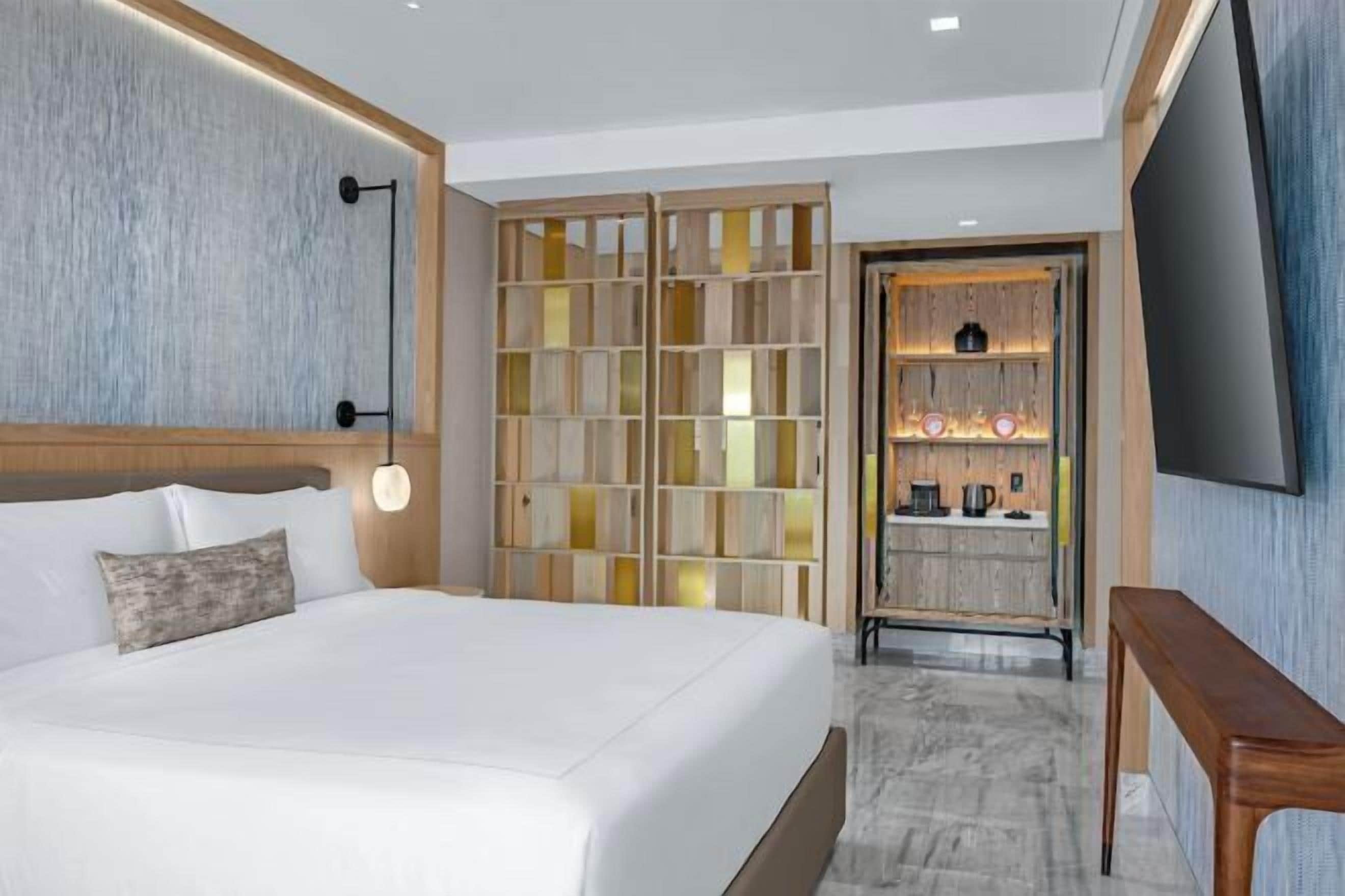 Tallelokero huoneessa, pimennysverhot, silitysrauta/-lauta