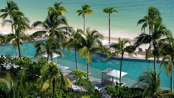 2 outdoor pools