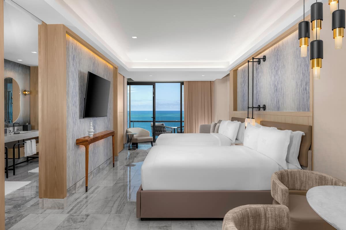 Deluxe-rum - 2 queensize-sängar - havsutsikt | Värdeförvaringsskåp på rummet och mörkläggningsgardiner