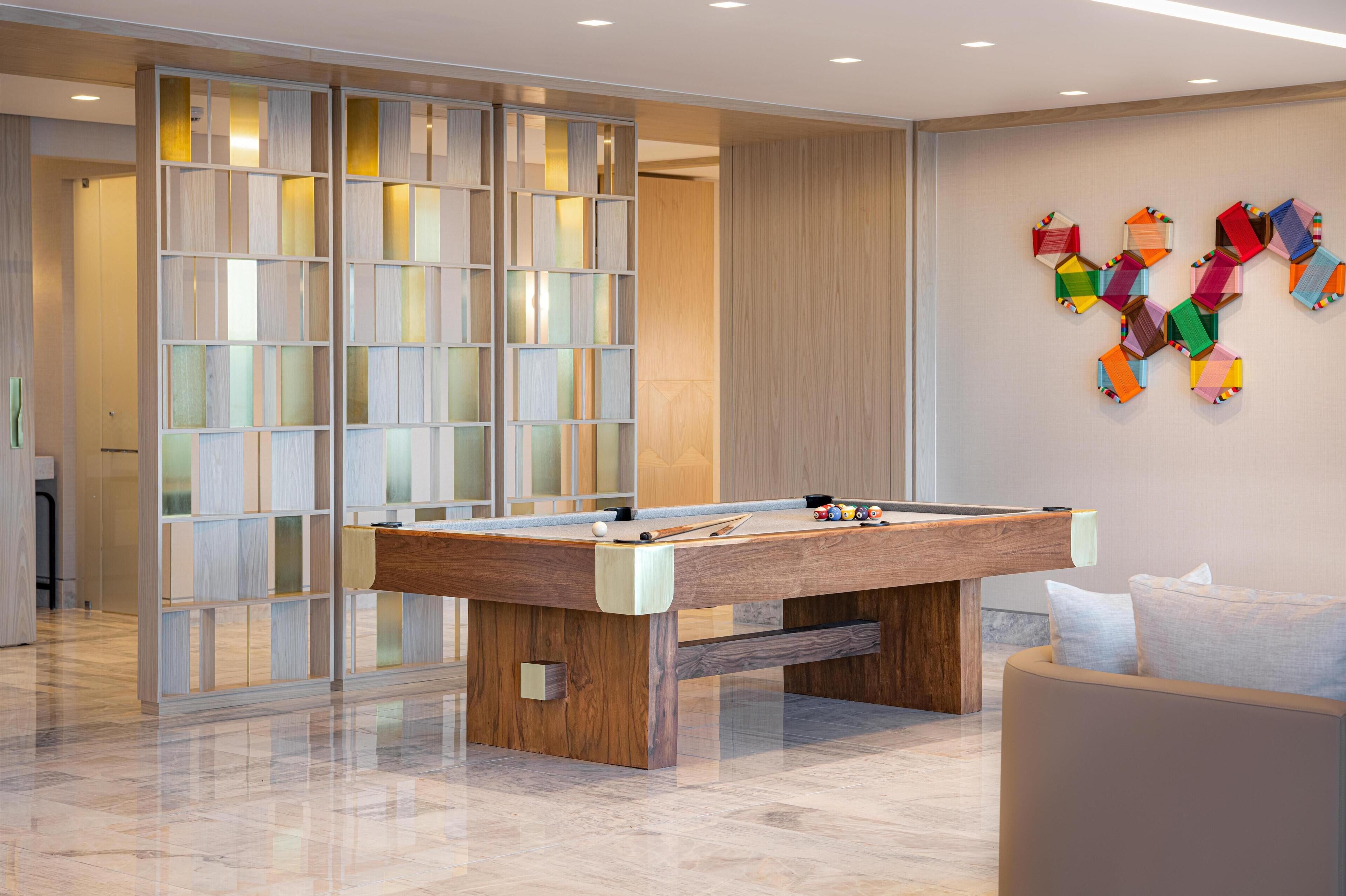 55-Zoll-Flachbildfernseher mit Satellitenempfang