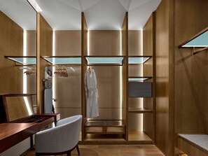 Suite, 1 habitación | Escritorio, espacio para trabajar con un portátil, cortinas opacas