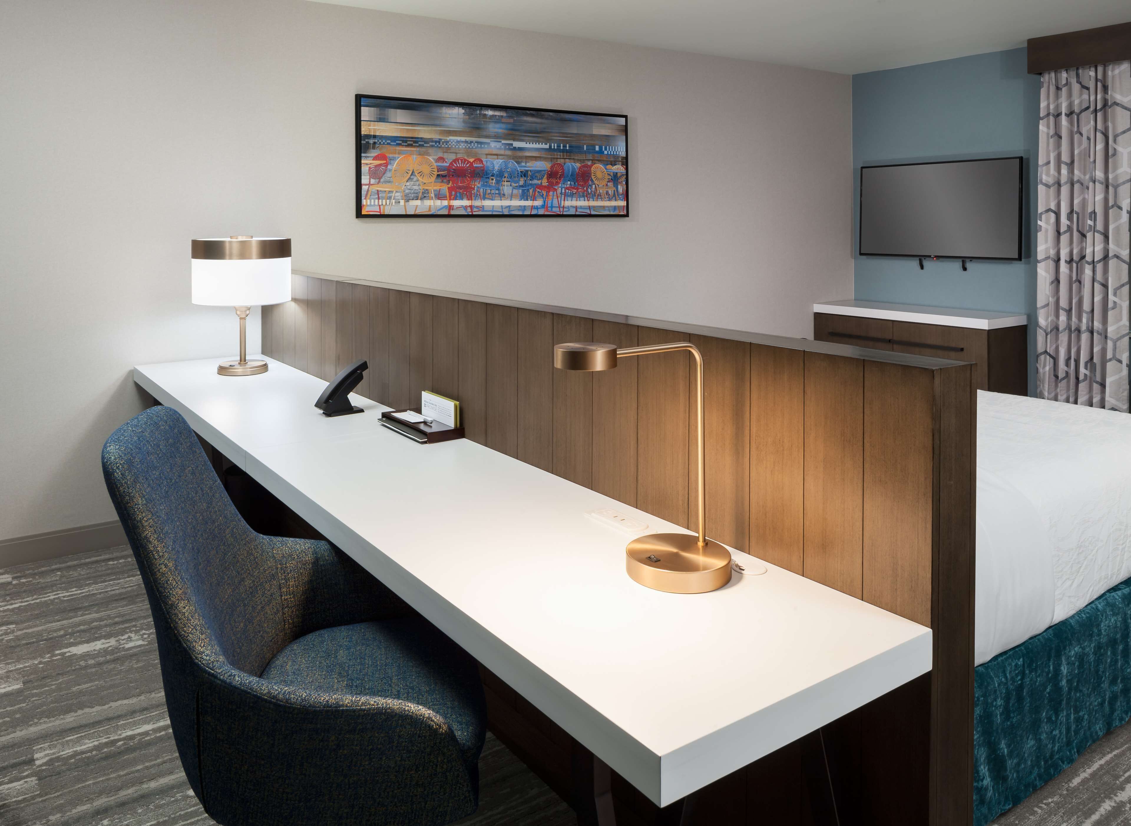 deluxe room, 1 king bed, accessible (roll-in shower) | 1 bedroom, desk, laptop workspace, soundproofing