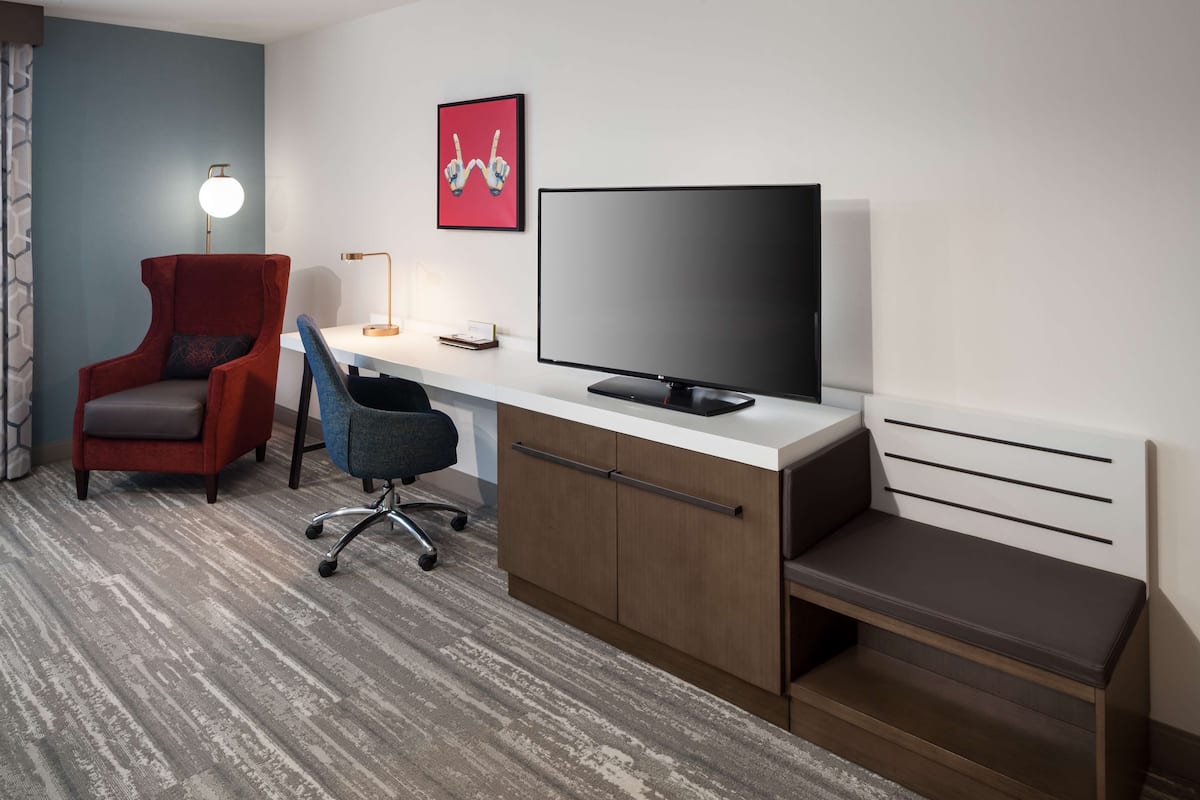Schreibtisch, laptopgeeigneter Arbeitsplatz, schallisolierte Zimmer