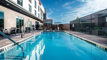 Hồ bơi ngoài trời