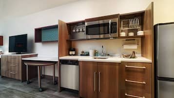 Fridge, microwave, dishwasher, coffee/tea maker