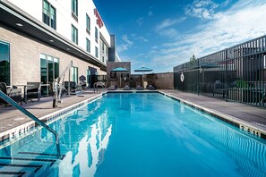 Hồ bơi ngoài trời, mở cửa từ 6:00 đến 22:00, dù/ô trên bãi biển/hồ bơi 