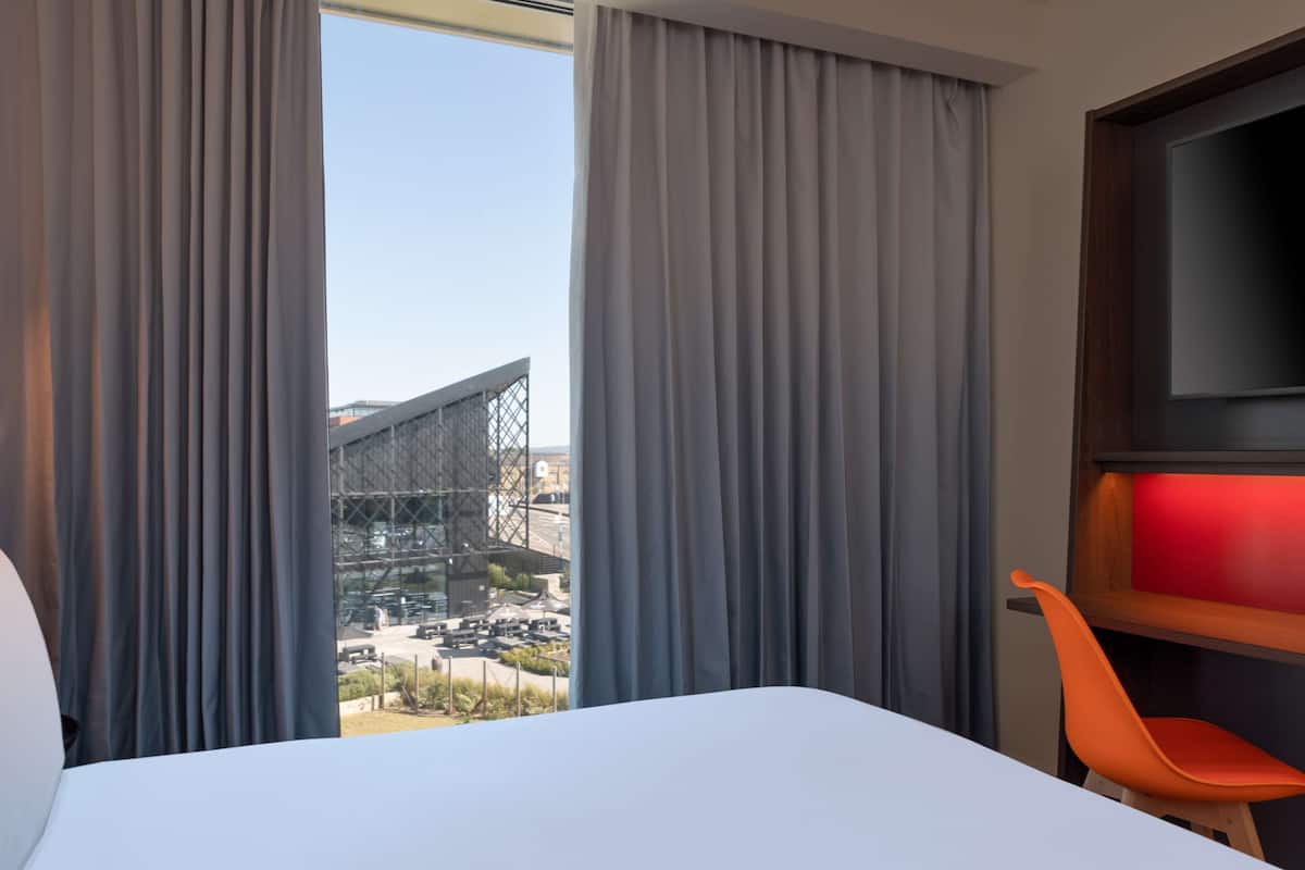 family triple room, 1 queen bed with sofa bed | 1 bedroom, hypo-allergenic bedding, in-room safe, desk