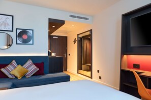 Standard Double Room, 1 King Bed | Hypo-allergenic bedding, in-room safe, desk, laptop workspace - Hampton by Hilton Ashford International (Ashford)