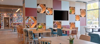 Hampton by Hilton Ashford International