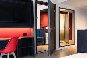 Chambre Quadruple Familiale, 1 très grand lit | Literie hypoallergénique, coffres-forts dans les chambres, bureau