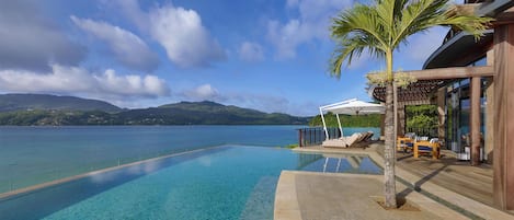 3 albercas al aire libre y camastros