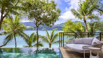 3 outdoor pools, pool loungers