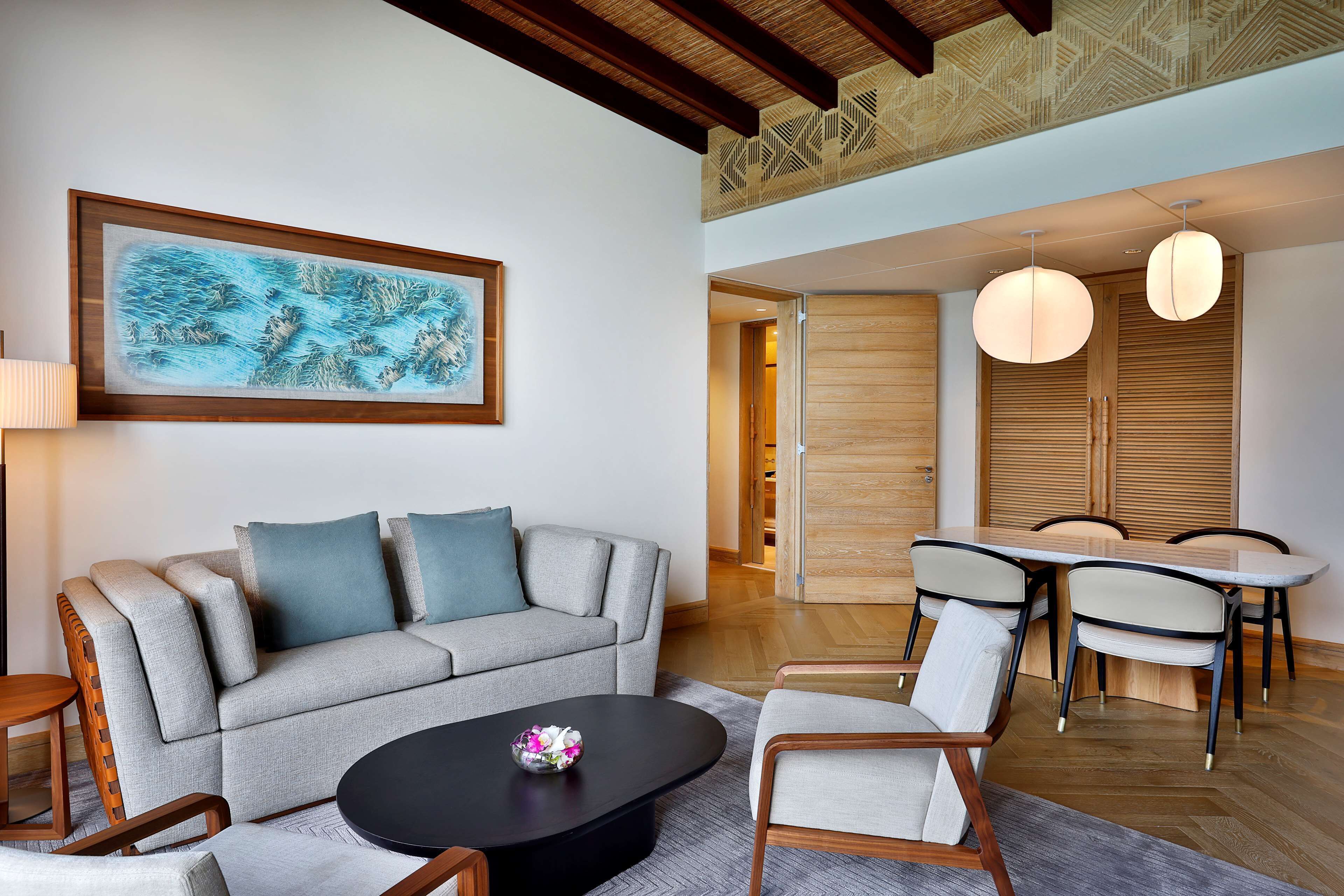 Una sala moderna con sofá, mesa de centro y comedor.