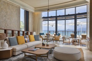 Coin salon dans le hall