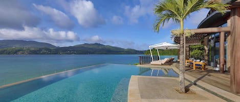 3 개의 야외 수영장, 일광욕 의자