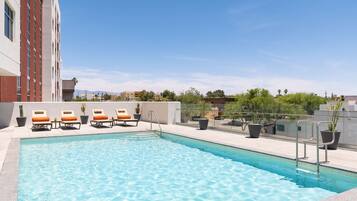 Piscine extérieure, chaises longues