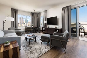 Presidential Suite, 1 Bedroom | Peralatan tempat tidur hipoalergenik, peti besi dalam bilik, meja 