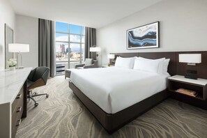 Peralatan tempat tidur hipoalergenik, peti besi dalam bilik, meja 